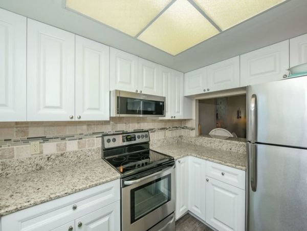 Charming Two Bedroom Condo in Homes Beach Short Walk to Beach