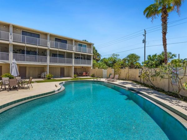 Charming Two Bedroom Condo in Homes Beach Short Walk to Beach