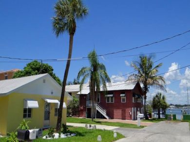 Bradenton Vacation Cottage Sleeps Six Guests.