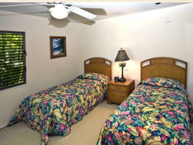 Guest bedroom with twin beds