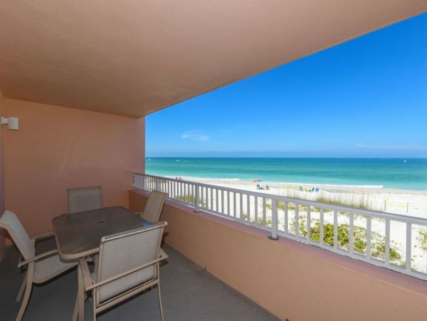 Beachfront Unit with 2 Bedrooms in Bradenton Beach