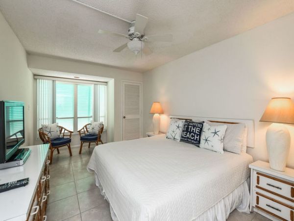 Beachfront Unit with 2 Bedrooms in Bradenton Beach