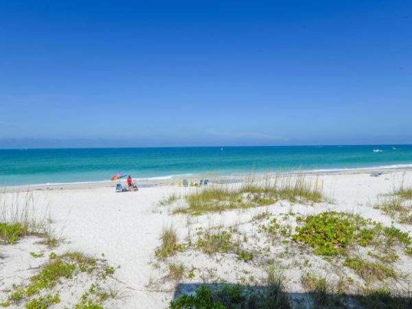Beachfront Unit with 2 Bedrooms in Bradenton Beach