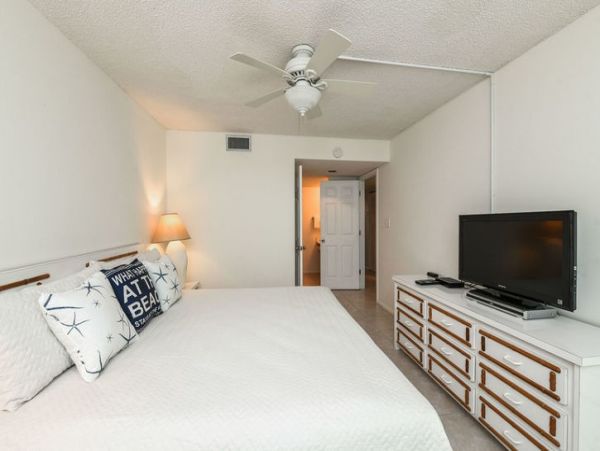 Beachfront Unit with 2 Bedrooms in Bradenton Beach