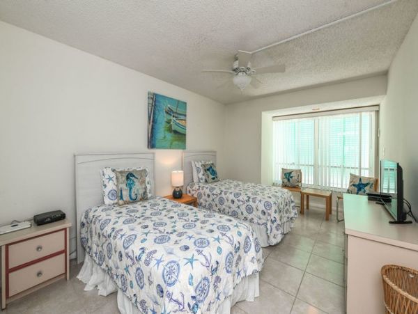 Beachfront Unit with 2 Bedrooms in Bradenton Beach