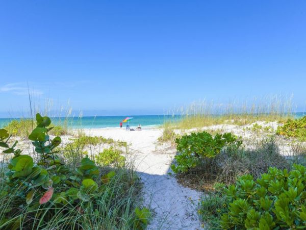 Beachfront Unit with 2 Bedrooms in Bradenton Beach