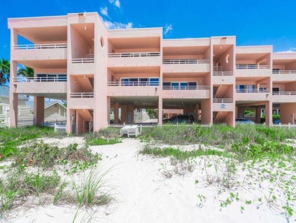 Beachfront Unit with 2 Bedrooms in Bradenton Beach