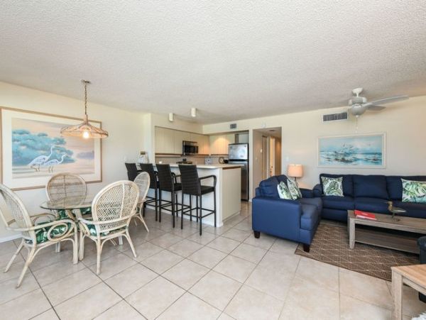 Beachfront Unit with 2 Bedrooms in Bradenton Beach