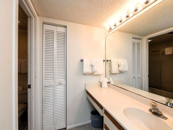 Beachfront Unit with 2 Bedrooms in Bradenton Beach