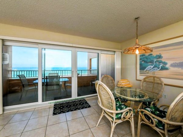 Beachfront Unit with 2 Bedrooms in Bradenton Beach