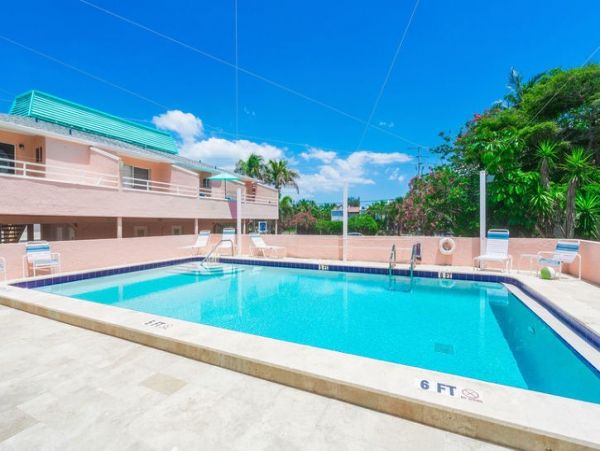Beachfront Unit with 2 Bedrooms in Bradenton Beach