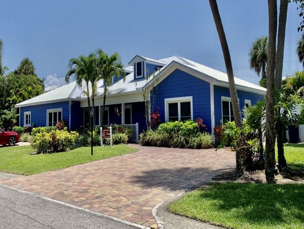 Three Bedroom Holmes Beach Vacation Pool Home