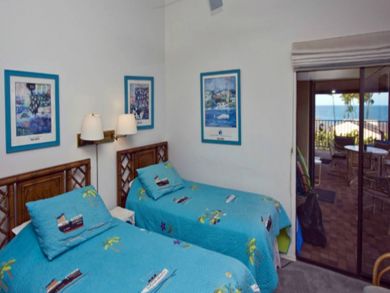 Guest bedroom with twin beds