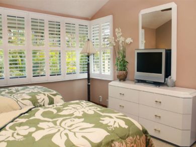 Guest bedroom with twin beds & flat screen TV