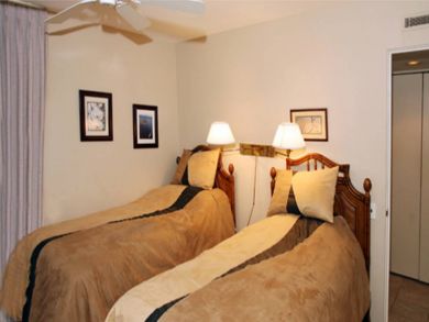 Guest bedroom with twin beds