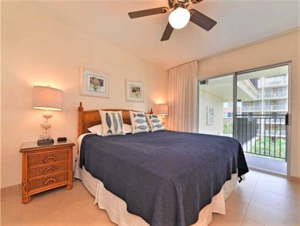 Two Bedroom Condo in Kahala on Beach Great Ocean Views