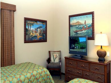 Guest bedroom with twin beds & flat screen TV