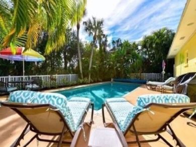Holmes Beach Cute Cottage Style 75 Yards from Beach