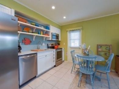 Holmes Beach Cute Cottage Style 75 Yards from Beach