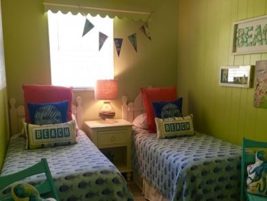 Holmes Beach Cute Cottage Style 75 Yards from Beach