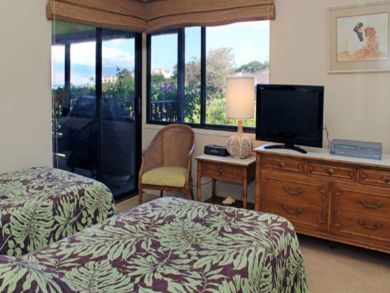 Guest bedroom with twin beds & flat screen TV