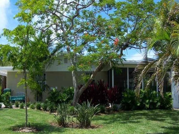 COZY COTTAGE FOR 4!  WALK TO THE BEACH!