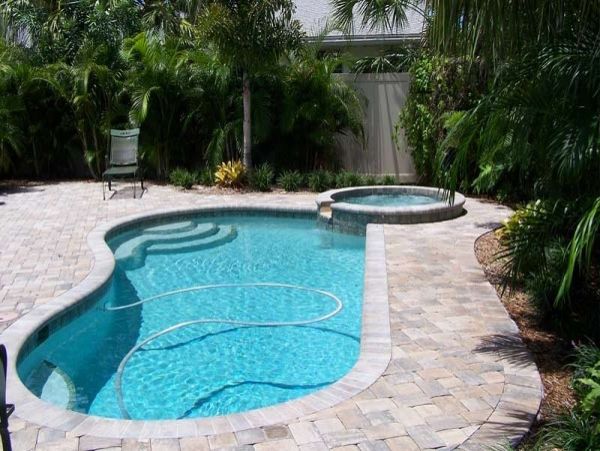 COZY COTTAGE FOR 4!  WALK TO THE BEACH!