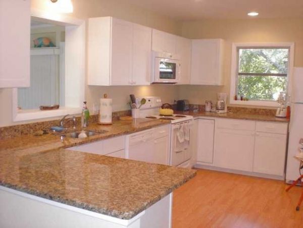 COZY COTTAGE FOR 4!  WALK TO THE BEACH!