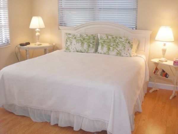 COZY COTTAGE FOR 4!  WALK TO THE BEACH!