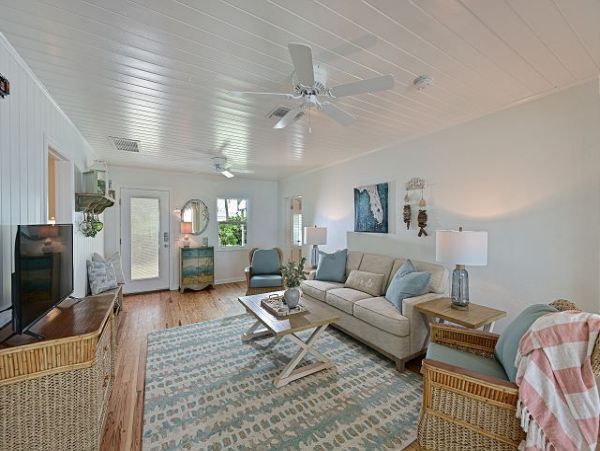 Bay Beach Front Home in Anna Maria 400ft Private Beach
