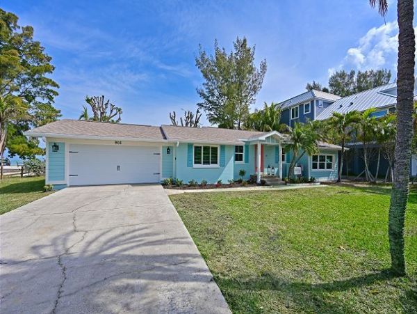 Bay Beach Front Home in Anna Maria 400ft Private Beach
