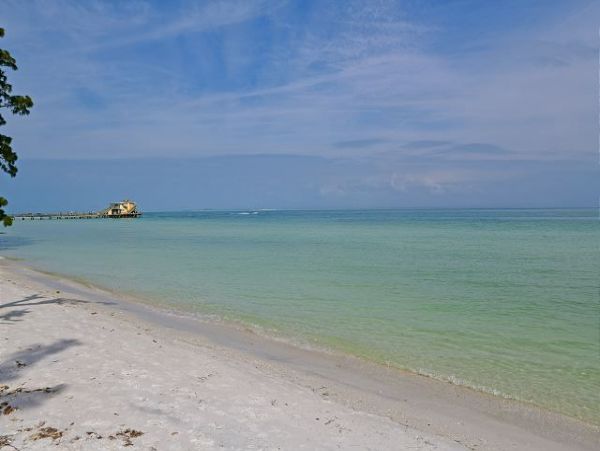 Bay Beach Front Home in Anna Maria 400ft Private Beach