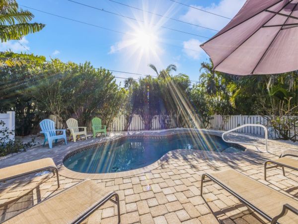 Charming Cottage with Heated Pool, Close to Gulf Beaches