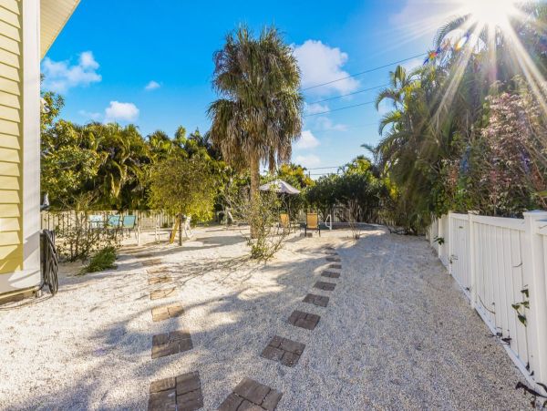 Charming Cottage with Heated Pool, Close to Gulf Beaches