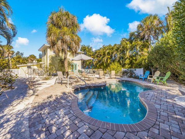 Charming Cottage with Heated Pool, Close to Gulf Beaches