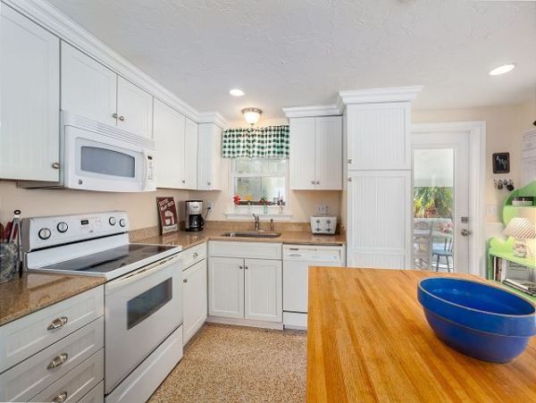 Charming Cottage with Heated Pool, Close to Gulf Beaches