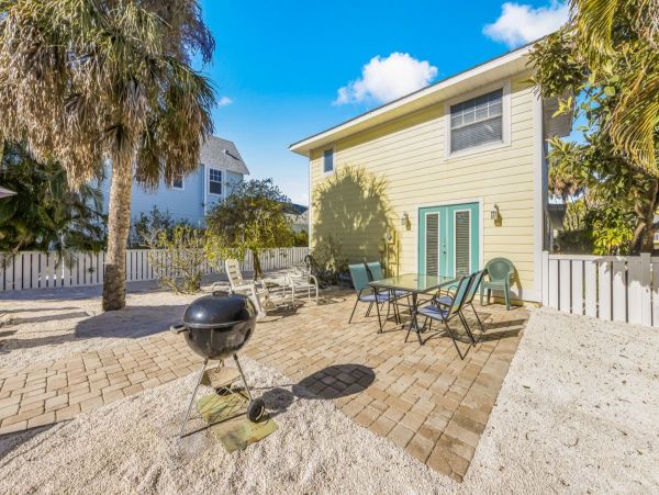 Charming Cottage with Heated Pool, Close to Gulf Beaches
