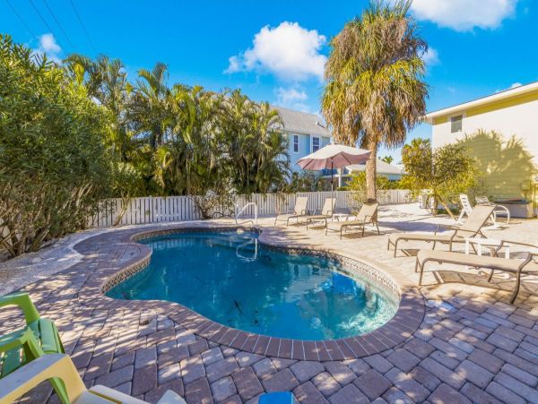 Charming Cottage with Heated Pool, Close to Gulf Beaches
