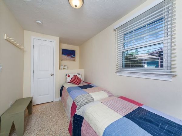 Charming Cottage with Heated Pool, Close to Gulf Beaches
