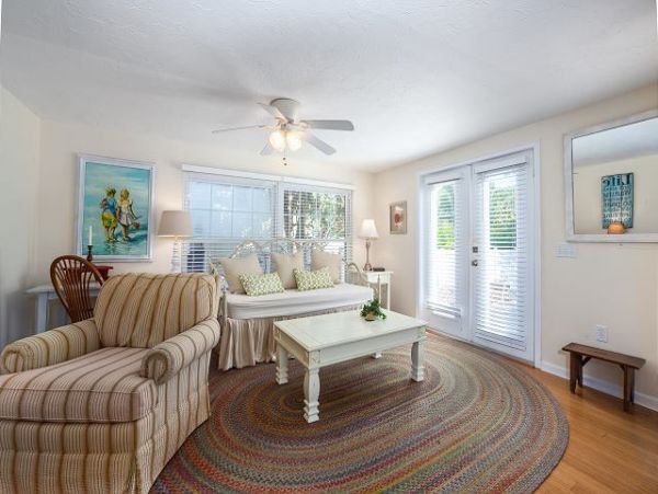 Charming Cottage with Heated Pool, Close to Gulf Beaches