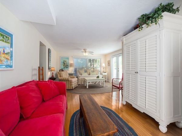 Charming Cottage with Heated Pool, Close to Gulf Beaches