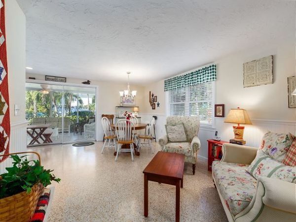 Charming Cottage with Heated Pool, Close to Gulf Beaches