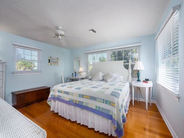 Charming Cottage with Heated Pool, Close to Gulf Beaches