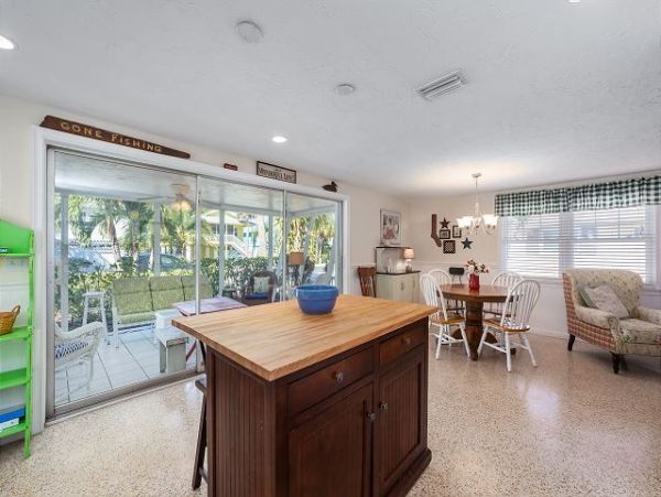 Charming Cottage with Heated Pool, Close to Gulf Beaches