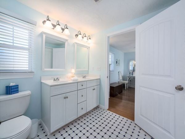 Charming Cottage with Heated Pool, Close to Gulf Beaches