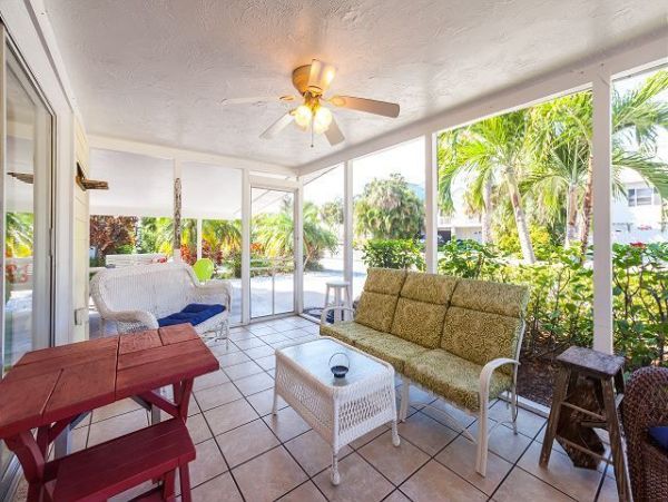 Charming Cottage with Heated Pool, Close to Gulf Beaches