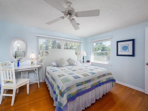 Charming Cottage with Heated Pool, Close to Gulf Beaches