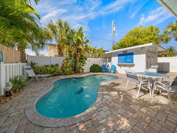 Beach Vacation Home in Anna Maria with Pool Walk To Beach