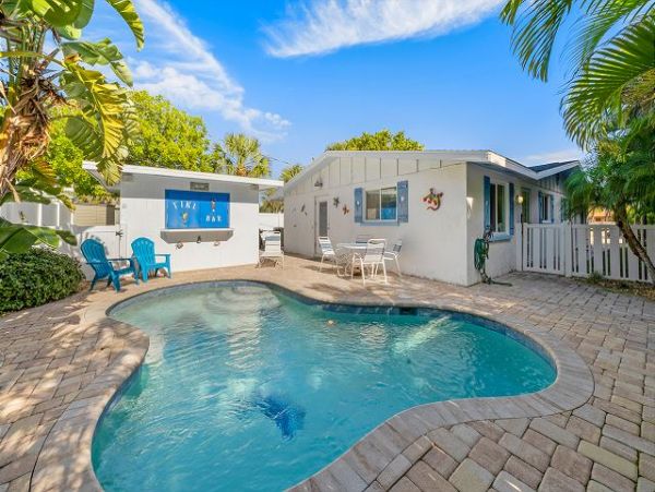 Beach Vacation Home in Anna Maria with Pool Walk To Beach