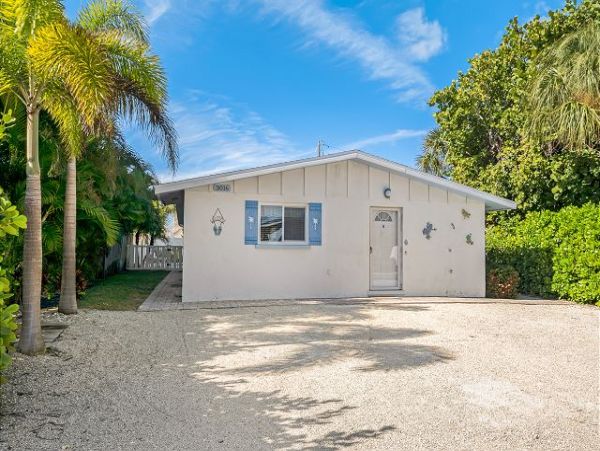 Beach Vacation Home in Anna Maria with Pool Walk To Beach